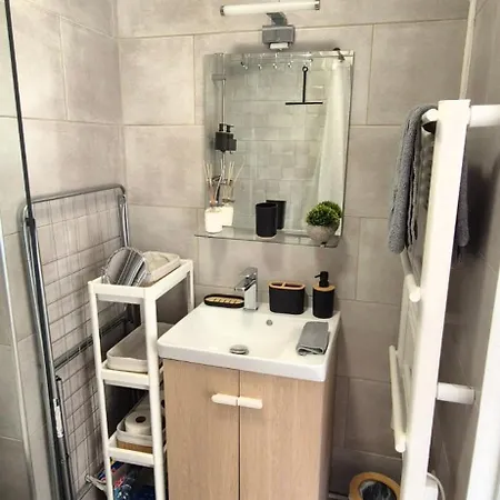 Apartment Studio Cosy 50M De La Cathedrale, Ideal Aeroport *